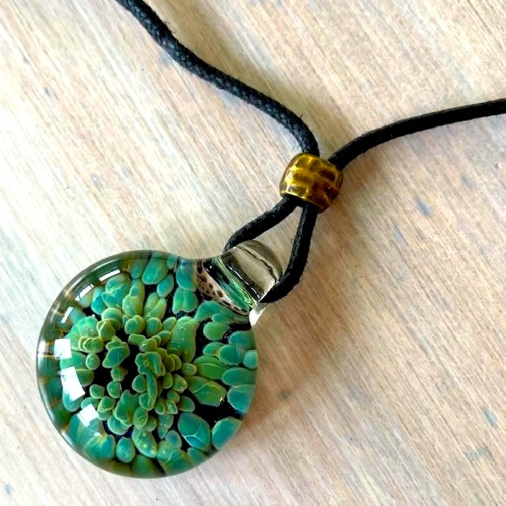 NWOT Green Flower Fused Glass Necklace. NEVER Been Worn ❤️